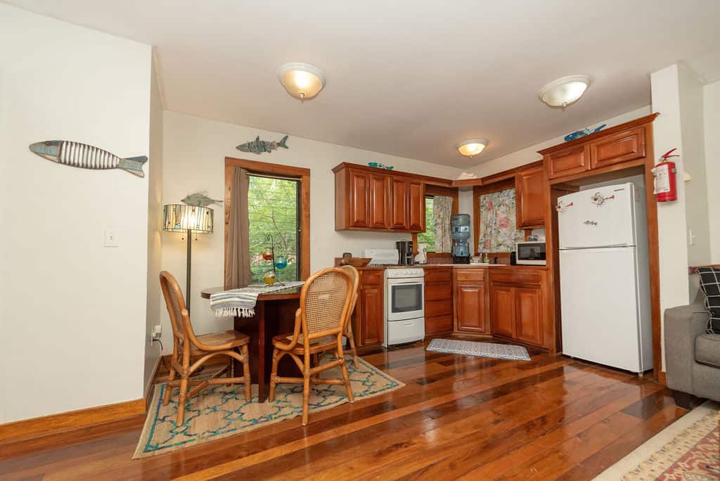 Barracuda House - Kitchen and Dining Area
